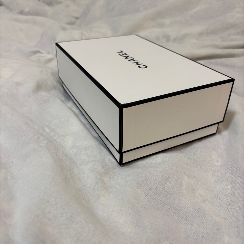 CHANEL Black & White Empty Signature Gift Box 9” X 6” x 3" EMPTY BOX - Picture 6 of 10